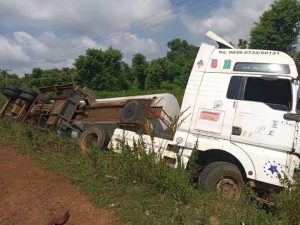Niger: Tragedy averted as fuel tanker overturns