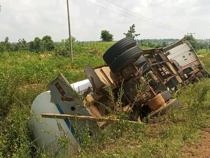 Niger: Tragedy averted as fuel tanker overturns