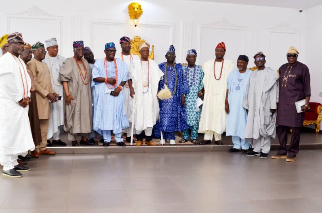 Olubadan of Ibadanland Oba Rashidi Ladoja (middle)