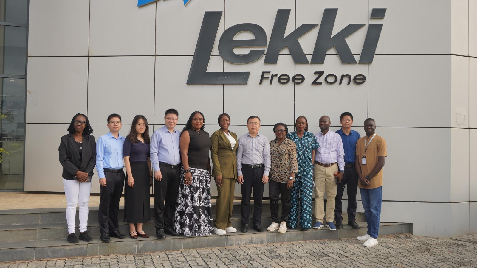 The Managing Director, Lekki Free Zone Development Company (LFZDC), Dai Shunfa (6th r), with the visiting journalists and officials of the Embassy of the People’s Republic of China in Nigeria
