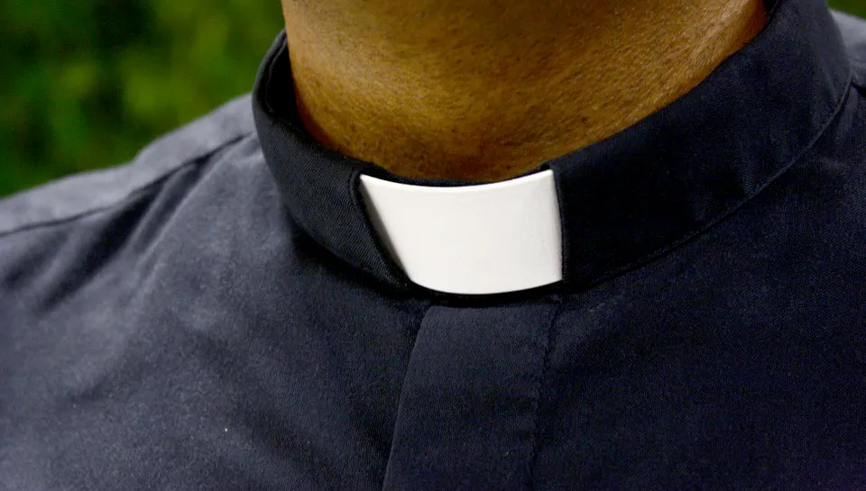 Clerical collar