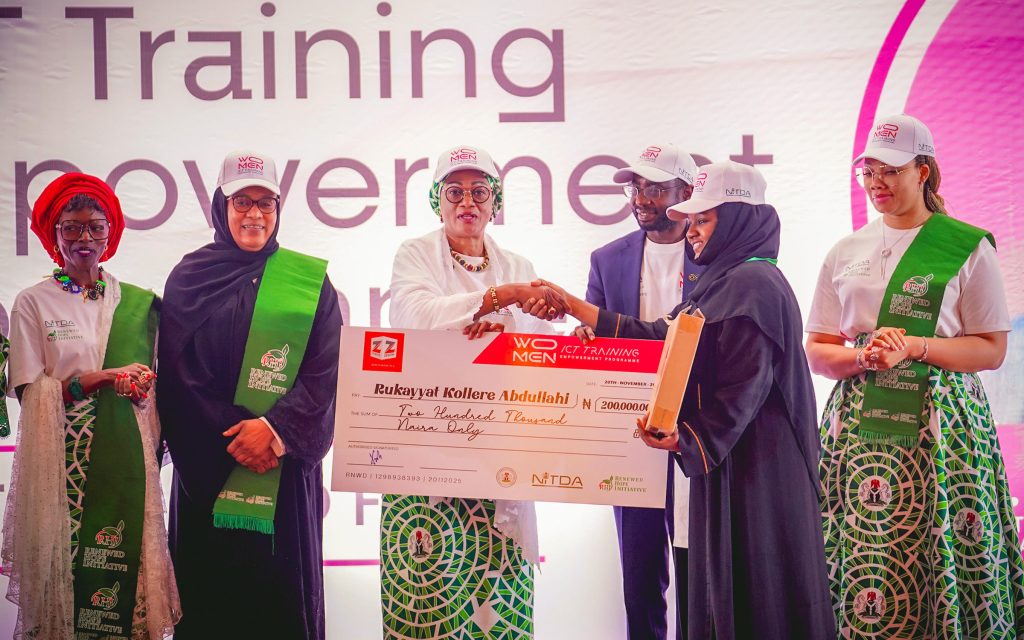 L-R: Wife of the Chief of Staff, Salamatu Gbajabiamila, Wife of Vice President, Nana Shettima, First Lady, Oluremi Tinubu (m), Director-General Kashifu Abdullahi and wife of the Imo State Governor, Chioma Uzodimma, handing a cheque to one of the beneficiaries of the 2025 Women ICT Training Empowerment Programme, an initiative of the National Information Technology Development Agency (NITDA) in collaboration with the Renewed Hope Initiative (RHI)