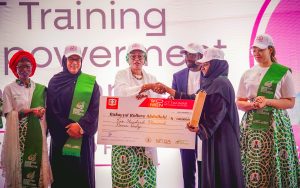 L-R: Wife of the Chief of Staff, Salamatu Gbajabiamila, Wife of Vice President, Nana Shettima, First Lady, Oluremi Tinubu (m), Director-General Kashifu Abdullahi and wife of the Imo State Governor, Chioma Uzodimma, handing a cheque to one of the beneficiaries of the 2025 Women ICT Training Empowerment Programme, an initiative of the National Information Technology Development Agency (NITDA) in collaboration with the Renewed Hope Initiative (RHI)