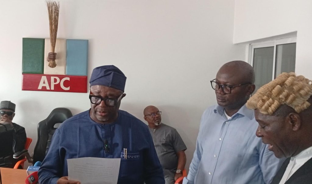 Ntufam Ekum Ojoju, the new acting chairman of the Cross River State APC taking his oath of office
