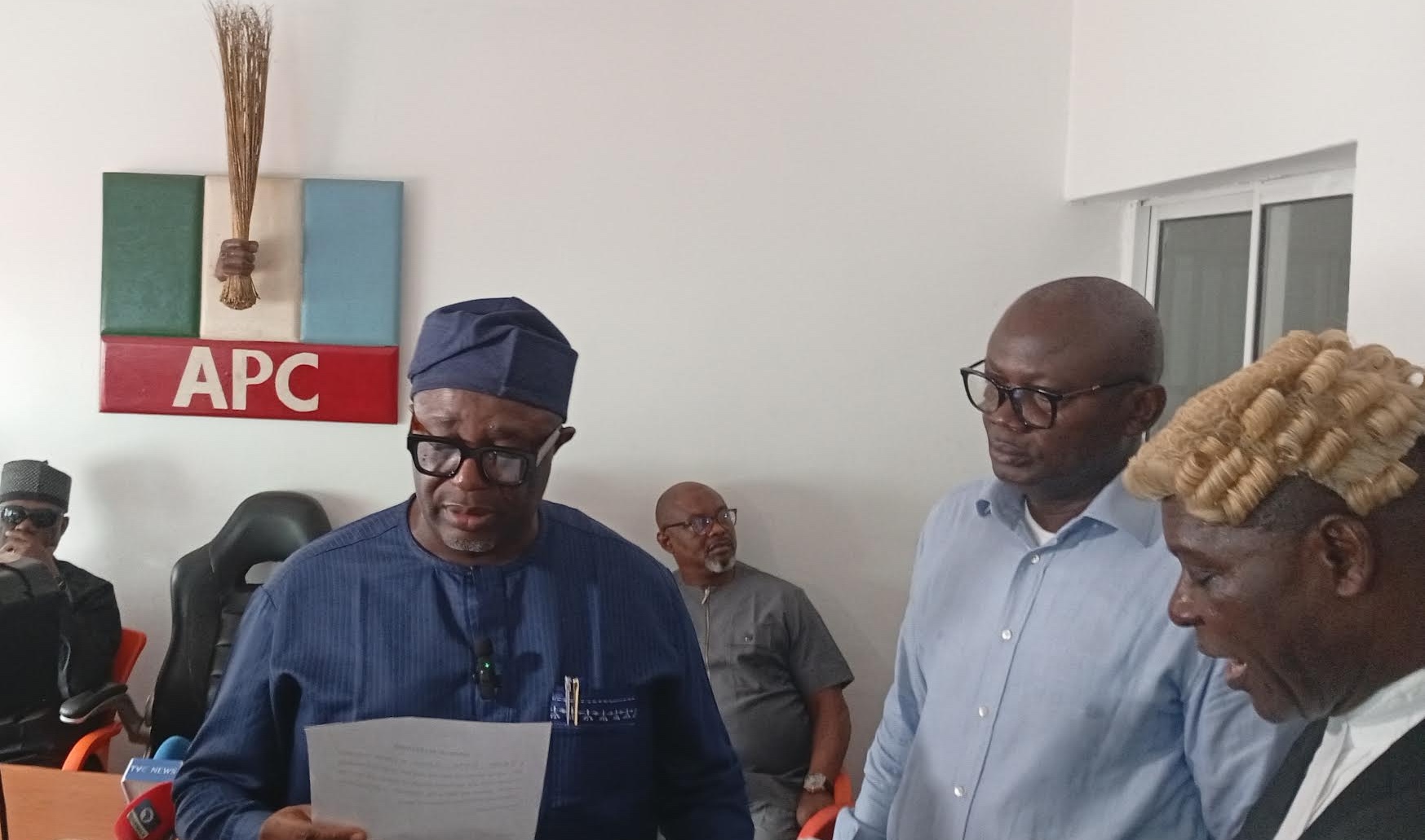 Ntufam Ekum Ojoju, the new acting chairman of the Cross River State APC taking his oath of office