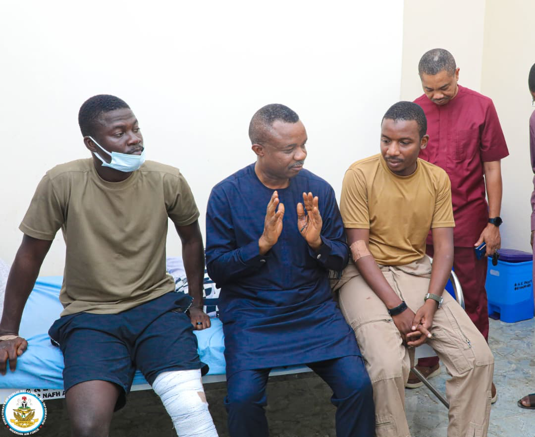 Air Marshal Sunday Aneke visited the two pilots who survived the Nigerian Air Force Alpha Jet crash