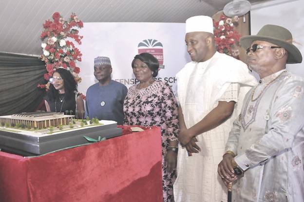 Koiki (3rd right) and others at the event.