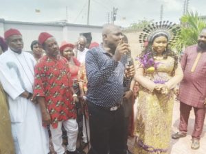 National Leader of Non-indigenes in Rivers State, Chukwuemeka Onowu, addressing members of the group during Wike’s hosting of non-indigenes in Port Harcourt.