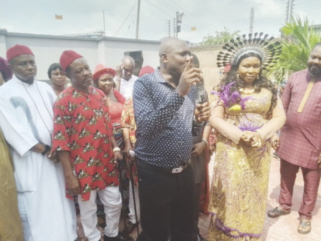 National Leader of Non-indigenes in Rivers State, Chukwuemeka Onowu, addressing members of the group during Wike’s hosting of non-indigenes in Port Harcourt.