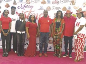 Sara (right), Eigbe (2nd right), students and parents at Xmas party