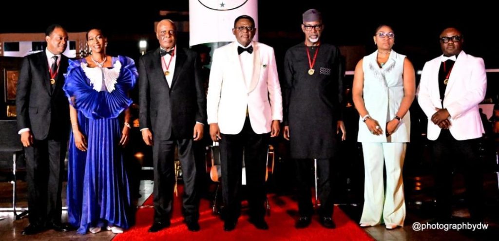 Governor Bassey Otu (middle), statesman and former governors Clement Ebri, Donald Duke and wife Onari, Senator Liyel Imoke, and Senator Ben Ayade and wife, Linda at the award and tree lighting ceremony