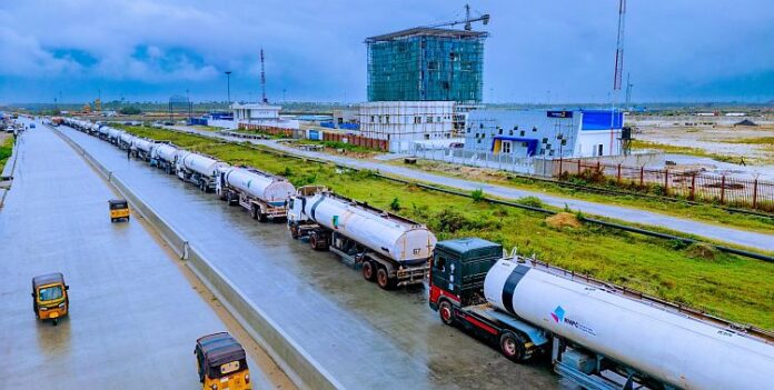 At-Dangote-refinery-696×351