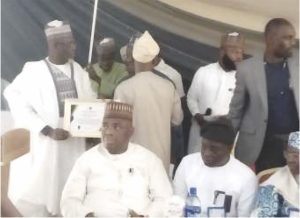 Oloyede (left) displaying his award