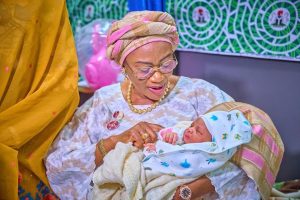 First Lady of Nigeria, Oluremi Tinubu holding Baby Adakole, born at 12 midnight at the Federal Medical Centre, Jabi on Thursday 1st January 2026