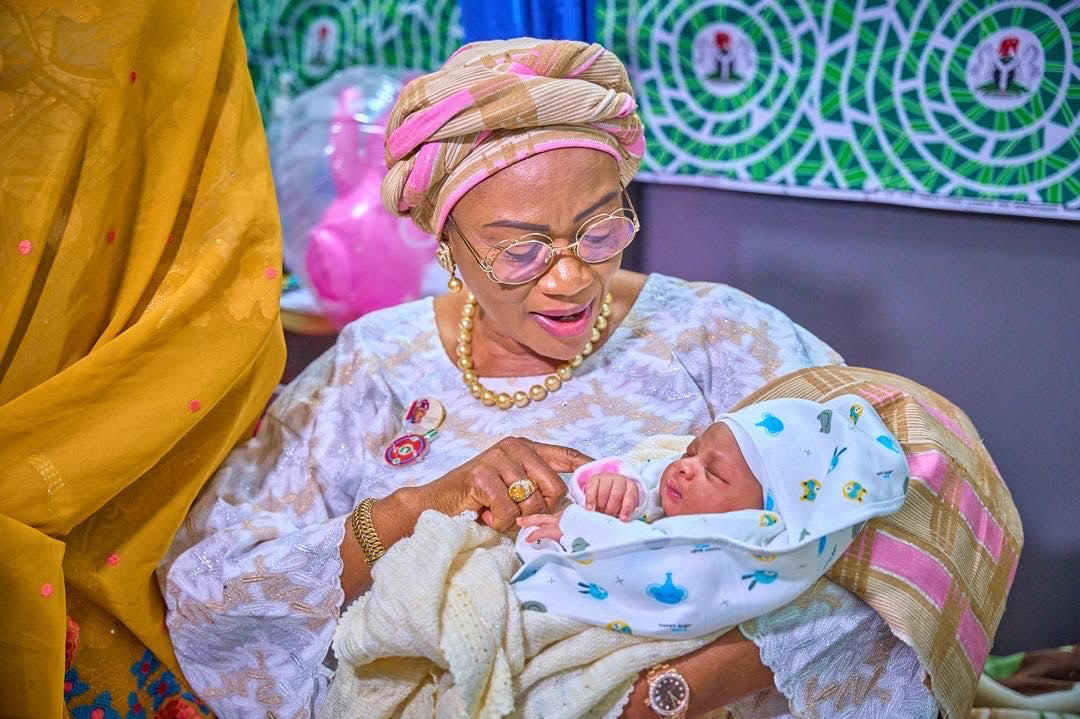 First Lady of Nigeria, Oluremi Tinubu holding Baby Adakole, born at 12 midnight at the Federal Medical Centre, Jabi on Thursday 1st January 2026