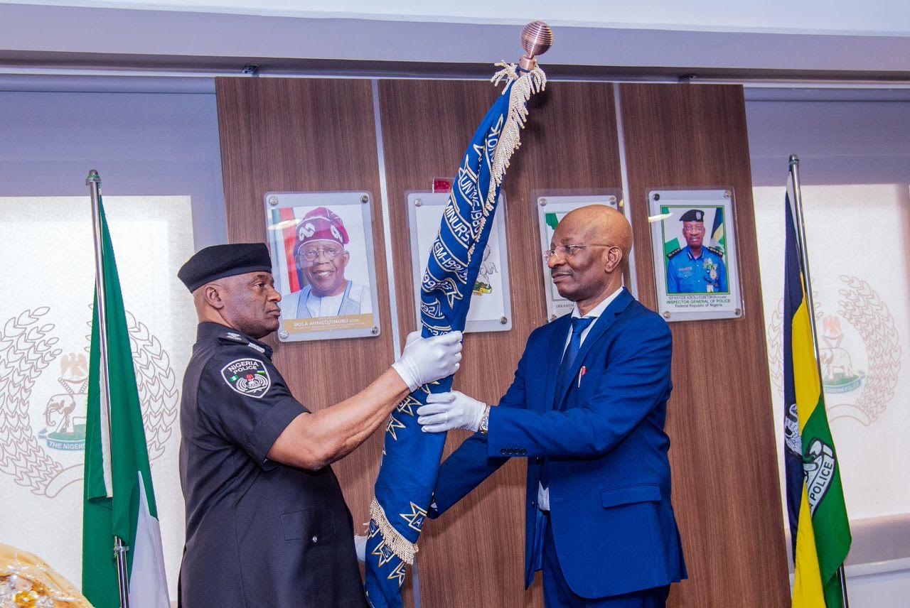 Acting IGP Tunji Disu (L) and outgoing IGP Kayode Egbetokun (R)