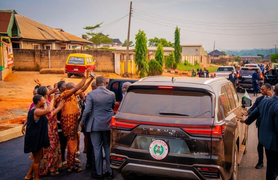 Okpebholo inspects Temboga–Ekiuwa–UNIBEN Road amid cheers