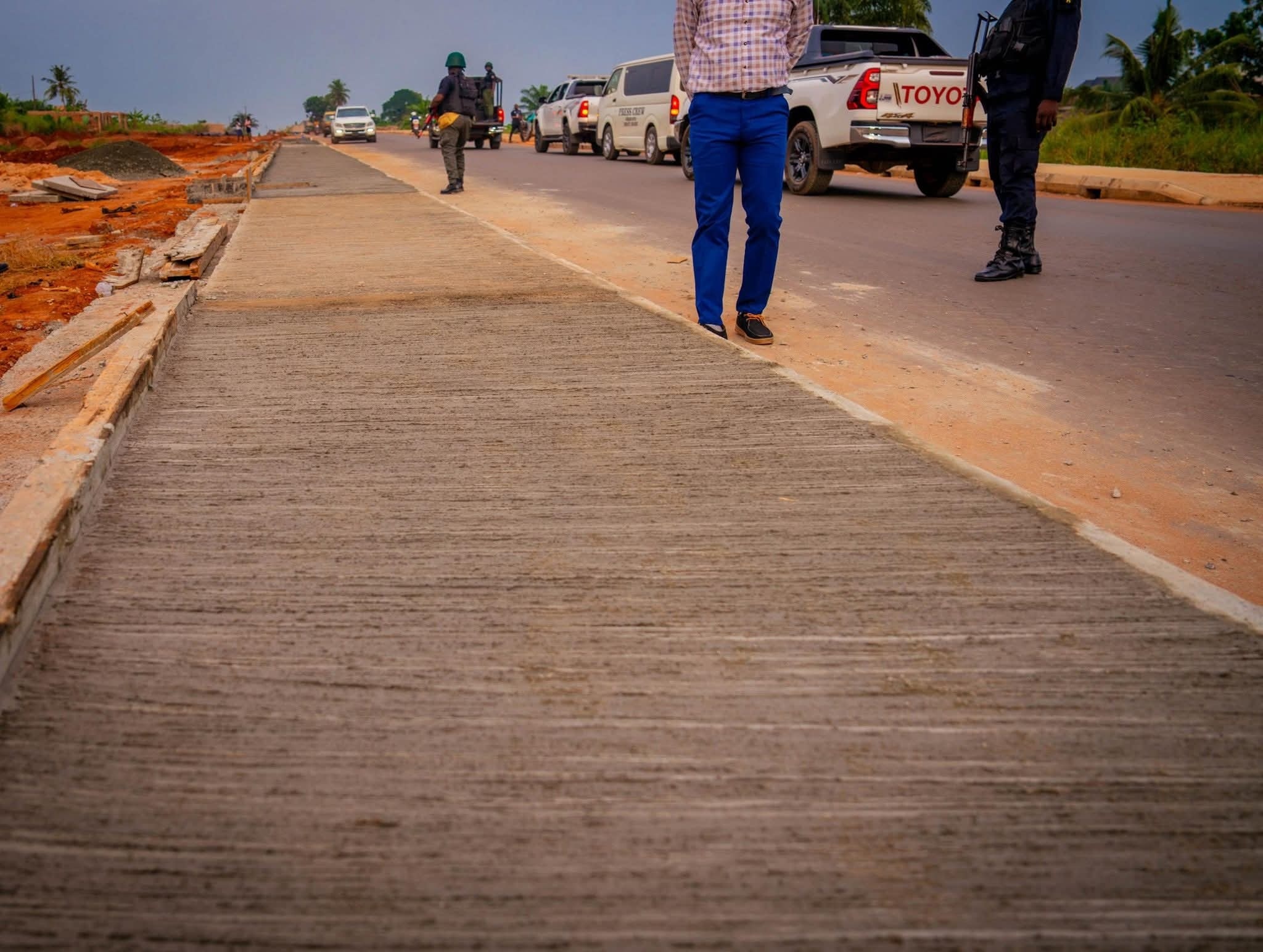 Okpebholo inspects Temboga–Ekiuwa–UNIBEN Road amid cheers