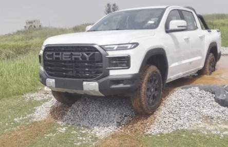 Chery Himla pick-up defying an obstacle during the test-drive