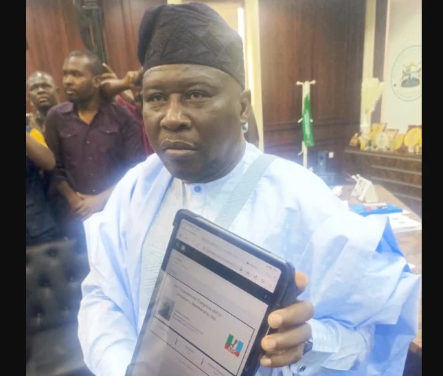 Fintiri displaying APC card with 001 number. Photo- Emmanuel Ande.