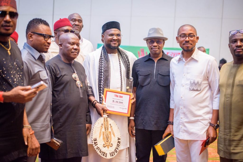 Chief Ezeobi (middle) with Igbo entrepreneurs after receiving The Sun Award in Lagos.