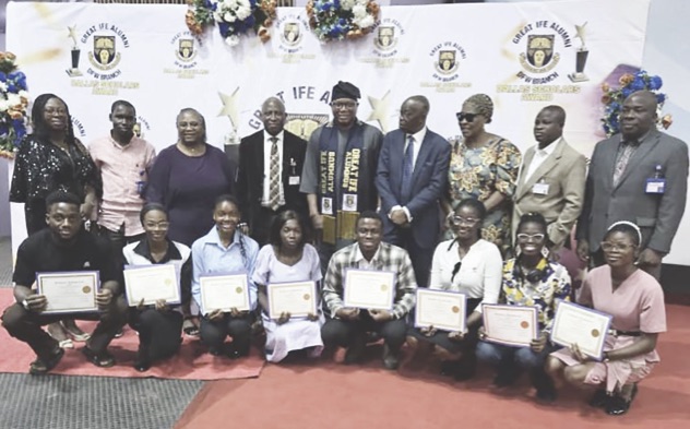 Scholarship beneficiaries with Alumni officials