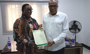 Yetunde-Olopade-receives-Newstap-George-Aluo-780×470