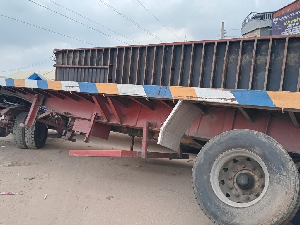 Scores escape death as 40ft container falls at Oke Afa