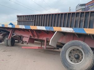 Scores escape death as 40ft container falls at Oke Afa