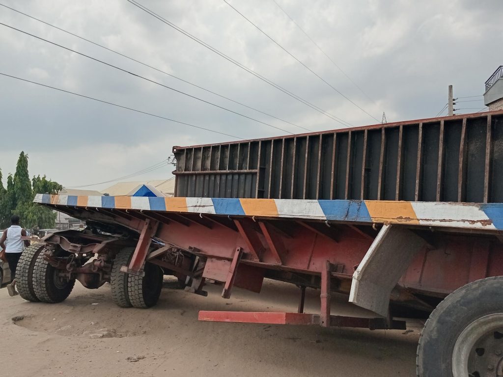 Scores escape death as 40ft container falls at Oke Afa