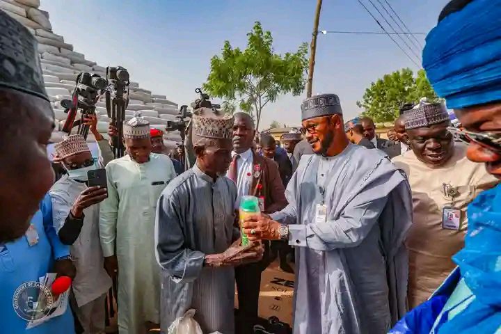 Lawal distributes fertiliser, inputs to dry-season farmers