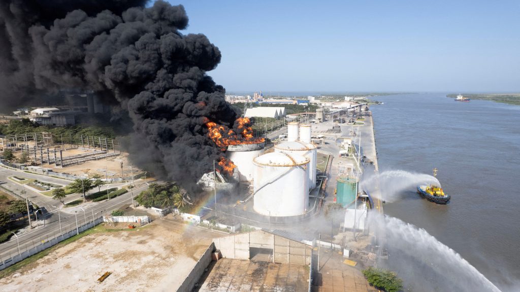Fire in a hydrocarbon storage area of the Bravo Petroleum company in Barranquilla