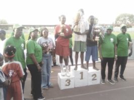 L-R- Oyinloye, inter-House sports winners, Eigbe and parents at the event