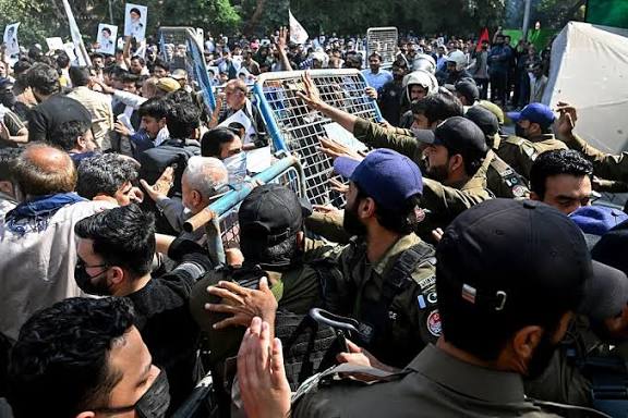 Pakistan protest: 10 killed at US consulate