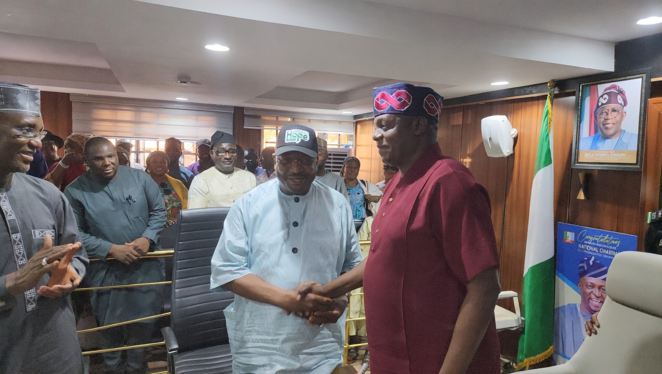 Senator Philip Tanimu Aduda (centre) being welcomed into the APC party