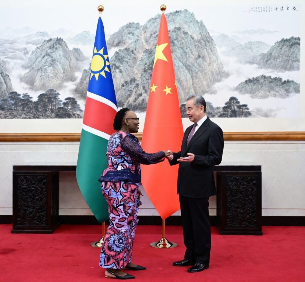Chinese Foreign Minister, Wang Yi (r), and the Minister of International Relations and Trade of the Republic of Namibia, Selma Ashipala-Musavyi, when  Ashipala-Musavyi undertook an official visit to China