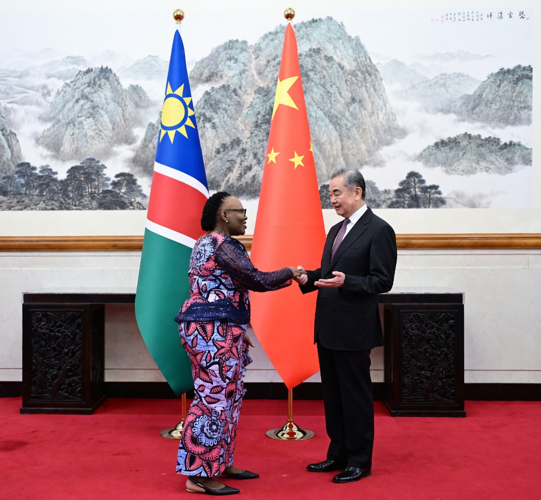 Chinese Foreign Minister, Wang Yi (r), and the Minister of International Relations and Trade of the Republic of Namibia, Selma Ashipala-Musavyi, when  Ashipala-Musavyi undertook an official visit to China