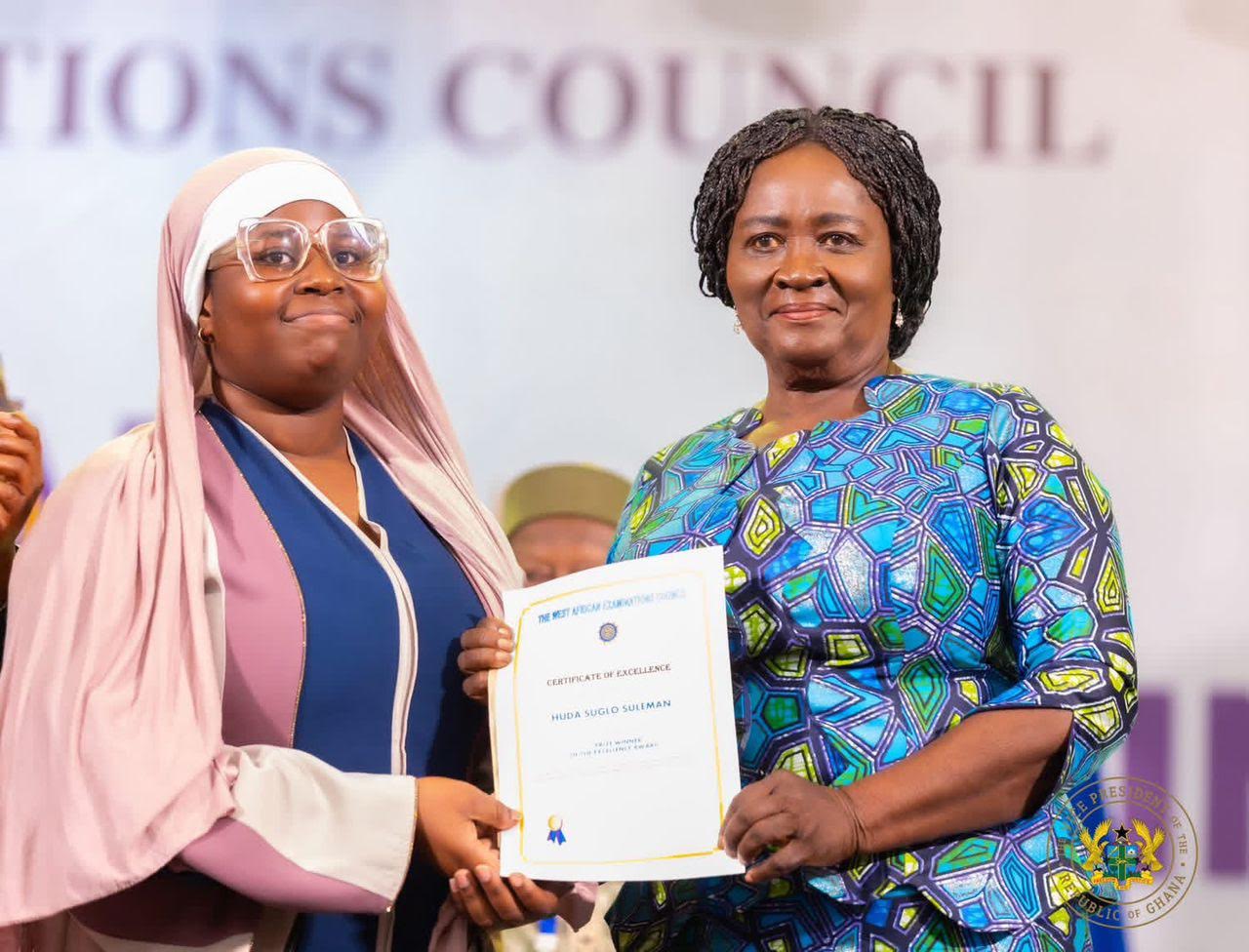 Ghanaian VP Prof. Opoku-Agyemang (right) present certificate to overall best student Huda Suleman (left)
