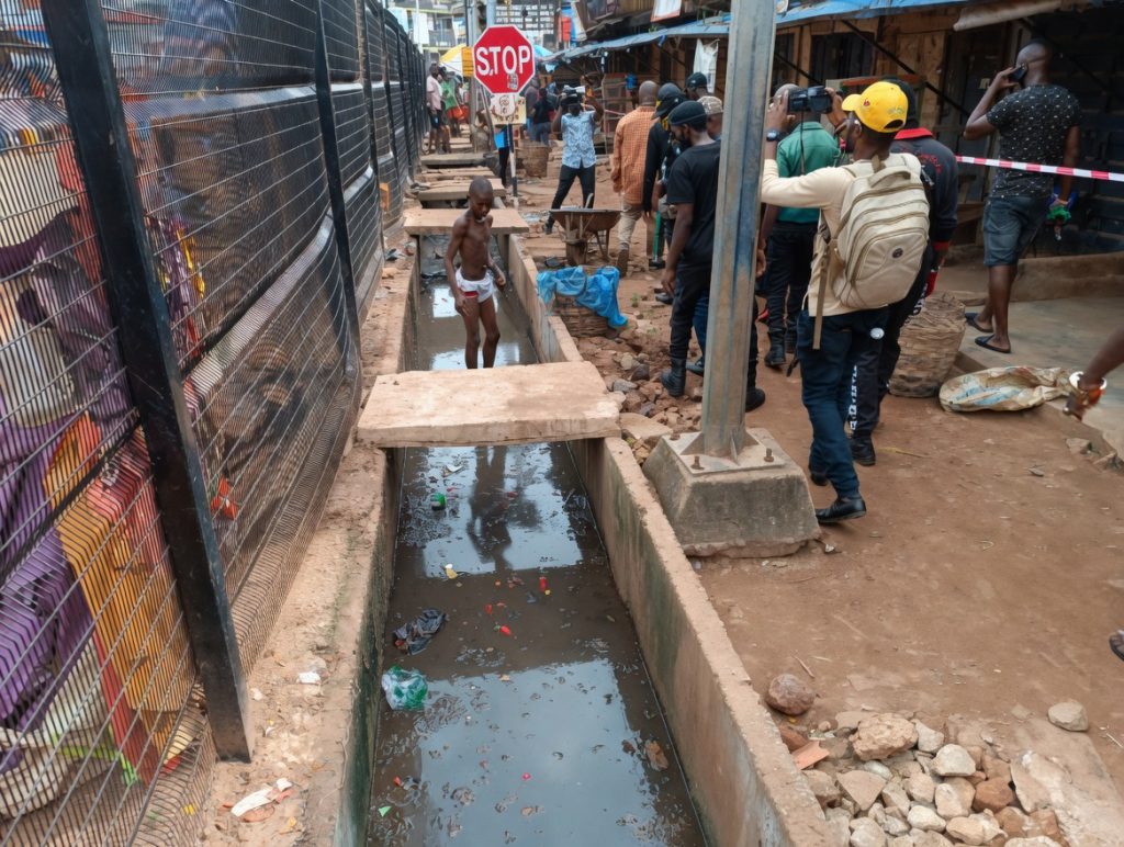 Drainage gutter