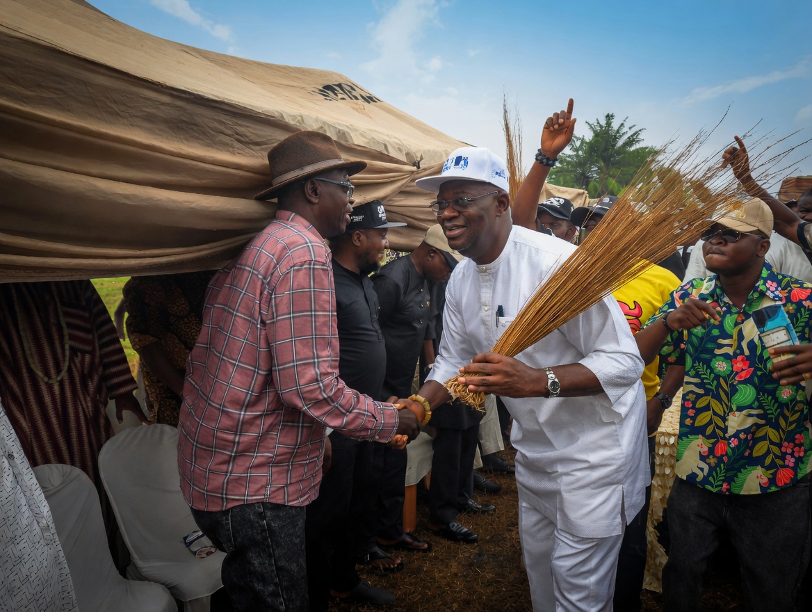 Andrew Uzamere shakes hands with a constituent