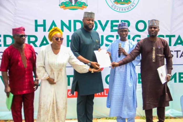 FG-Hands-Over-Housing-Units-696×463