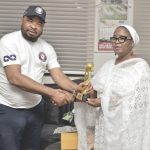 Folashade Tinubu-Ojo receiving the award from Prince Ekwe