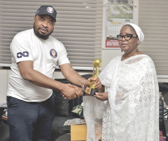 Folashade Tinubu-Ojo receiving the award from Prince Ekwe