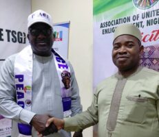 L-R: Dr. Yakassai in warm handshake with Dr. Jimoh during the latter’s courtesy visit.