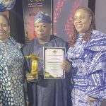 Meke (middle) with his award