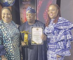 Meke (middle) with his award