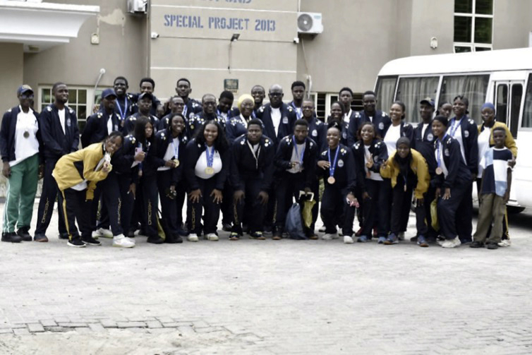 Prof. Lafiaji-Okuneye (middle) with coaches and athletes