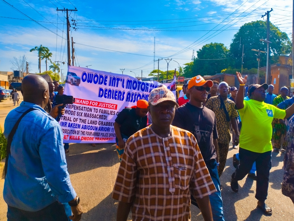 Lagos: 6 slain traders buried amid tears, calls for justice
