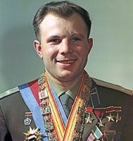 Yuri_Gagarin_with_awards_(cropped)_2