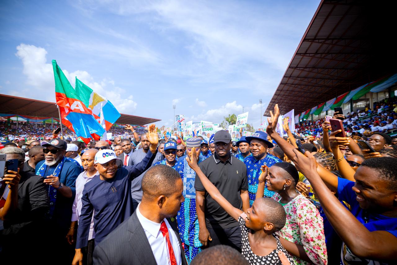 Enugu North roars for Tinubu, Mbah, raises N102 million for re-election form